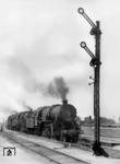 Ein Lokzug mit drei in der Wiener Lokfabrik gebauten 52er (an der Spitze 52 311 vom Bw Tschaplino "Ts") auf dem Weg nach Zdolbunow, südlich von Rowno in der Ukraine. (1943) <i>Foto: Walter Hollnagel</i>
