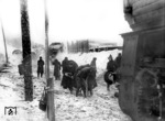 Bei Temperaturen unterhalb von - 20 Grad Celsius war im Winter 1941/42 kein geordneter Eisenbahnbetrieb mehr möglich. So hatte das hier gezeigte Bw Minsk, in dem einheimische und zwangsverpflichtete Dienstkräfte mühsam versuchen, die Gleise freizuschaufen, einen Lokomotivausfall von bis zu 90 %. (1942) <i>Foto: RVM (Donath)</i>
