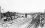 E 71 13 läuft vor P 1235 aus Lörrach in den Bahnhof Weil am Rhein ein. Rechts die Streckengleise nach Basel.  (20.06.1954) <i>Foto: Carl Bellingrodt</i>