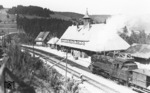 85 002 (Bw Freiburg) läuft in Deutschlands höchstgelegenen normalspurigen Bahnhof (967 m) ein.  (23.06.1934) <i>Foto: DLA Darmstadt</i>