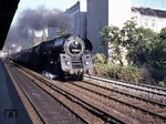 Vorbei an den Häuserzeilen der Stadtbahn rauscht 01 0524-7 vor D 336 nach Hamburg am Haltepunkt Berlin-Bellevue vorbei. (23.08.1972) <i>Foto: Wolfgang Bügel</i>