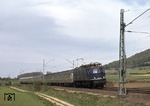 118 008-2 vor N 5267 (Nürnberg - Treuchtlingen) südlich von Weißenburg auf einem Streckenabschnitt der noch mit der alten Oberleitung (Einheitsbauart 1935) ausgerüstet war. (05.05.1978) <i>Foto: Peter Schiffer</i>