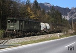 144 503-0 mit einem Übergabezug und angehängtem Einheits-Hilfsgerätewagen bei Bischofswiesen (Strecke Freilassing - Berchtesgaden). (20.10.1977) <i>Foto: Peter Schiffer</i>