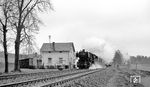 Ebenfalls eine Leihlok aus Schweinfurt war 052 779, die hier mit N 2819 nach Hof ein altes Bahnwärterhaus bei Schödlas passiert. (27.03.1972) <i>Foto: Burkhard Wollny</i>