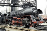 Regelmäßige Gäste in Hamburg waren die Wittenberger 01.5, die mit den "Interzonenzügen" aus Berlin in die Hansestadt kamen. Hier restauriert die ölgefeuerte und mit den optisch ungewohnten Boxpok-Rädern (Stahlguss-Räder sowjetischer Bauart) ausgerüstete 01 508 im Bw Hamburg-Altona. (09.1968) <i>Foto: K.D.Hensel</i>