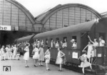 Schülerausflug mit den Donnerbüchsen der Reichsbahn in Karlsruhe Hbf. (1932) <i>Foto: RVM</i>
