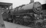 Die frisch hauptuntersuchte 03 1045 vom Bw Ludwigshafen vor einem F-Zug in Mainz Hbf. (08.1951) <i>Foto: A. Dormann, Slg. W. Löckel</i>