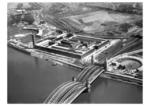 Blick aus dem Zeppelin auf die Hohenzollernbrücke und das Messegelände in Köln-Deutz. (1931) <i>Foto: RVM</i>