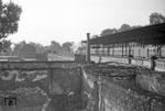 Ein Schnellzug durchfährt den vom Krieg arg in Mitleidenschaft gezogenen Bahnhof Mainz-Süd (heute: Bahnhof Mainz Römisches Theater). (08.1951) <i>Foto: A. Dormann, Slg. W. Löckel</i>