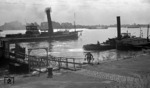 Schiffe auf dem Rhein bei Mainz. Links ein Dampfschiff des Schiffs-und Maschinenbauunternehmens Franz Haniel aus Duisburg. (08.1951) <i>Foto: A. Dormann, Slg. W. Löckel</i>