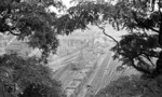 Blick vom Mainzer Eisenbahntunnel auf das Bahnbetriebswerk. (08.1951) <i>Foto: A. Dormann, Slg. W. Löckel</i>