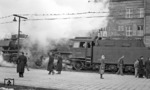 03 1014 vom Bw Dortmund Bbf besaß eine Sonderlackierung mit stahlblauem Kesselanstrich und schwarzer Rauchkammer, die bei genauem Hinsehen auch auch dem Schwarz-Weiß-Foto zu erkennen ist. Ansonsten herrscht im Winter 1950/51 in Mainz Hbf eher Tristesse. (12.1950) <i>Foto: A. Dormann, Slg. W. Löckel</i>