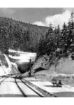 Winterliche Stimmung im Bahnhof Oberhof in Thüringen. Aus dem Brandleitetunnel steigt der Rauch der letzten Durchfahrt auf. (1931) <i>Foto: RVM</i>
