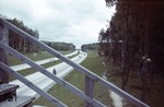 Reichsautobahn 2 (Bremen - Hamburg) bei Hittfeld. Die Verbindung zur Reichsbahn bestand darin, dass die Gesellschaft "Reichsautobahnen" als Tochter der Deutschen Reichsbahn am 25. August 1933 gegründet wurde. Daher fühlte sich auch der Hamburger Direktionsfotograf berufen, seinen neuen Agfacolor-Diafilm an der am 25. Juli 1936 neu eröffneten Autobahn auszuprobieren. (1938) <i>Foto: Walter Hollnagel</i>