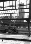 Blick durch die noch glaslose Halle des Bahnhofs Oldenburg auf eine rangierende 74. (1950) <i>Foto: Quebe</i>