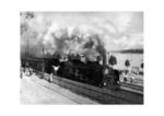 17 1037 verlässt vor der Kulisse des Drewenzsees den Bahnhof Osterode in Ostpreußen (Strecke Deutsch Eylau - Insterburg). (1937) <i>Foto: RVM</i>