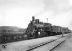 Eine bayrische B XI mit Zweizylinderverbundtriebwerk (Baujahre 1895 - 1900) mit einem Personenzug im Bahnhof Staffelstein auf dem Weg von Kulmbach nach Bamberg. Sie gehörte zur ersten Lokbaureihe, die mit einem vierachsigen Schlepptender betrieben wurden, hier gekuppelt mit einem Tender der Bauart 2'2' T 18. Die Deutsche Reichsbahn übernahm 76 Lokomotiven dieser Bauserie und ordnete sie unter den Betriebsnummern 36 751 bis 36 826 ein. Sie waren bis 1931 im Dienst. (1900) <i>Foto: Slg. Eisenbahnstiftung</i>
