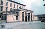 Der Inselbahnhof Hagenow-Land an der 1846 in Betrieb genommenen Berlin-Hamburger Bahn gehörte bis 1945 zum Direktionsbezirk Hamburg. Daher nahm auch der Hamburger Direktionsfotograf die Gelegenheit war, den blumengesckmückten Haupteingang mit dem neuen Agfa-Farbdiafilm abzulichten. (1938) <i>Foto: Walter Hollnagel</i>