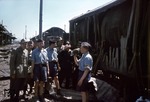 Den massiven Zerstörungen nach einem alliierten Luftangriff im Bahnhof Verona durfte auch der praktische Nutzen nicht verloren gehen: Das kostbare Nass aus dem beschädigten Wagen mit Weinfässern durfte nicht verloren gehen und flugs zu einer Weinprobe der besonderen Art genutzt... (08.1944) <i>Foto: Walter Hollnagel</i>