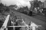 Aus Richtung Potsdam kommend rollt 03 234 durch die zerstörten Häuserschluchten von Berlin-Steglitz. Während rundherum alles in Trümmern liegt, machen die Gleisanlagen der Reichsbahn einen erstaunlich guten Eindruck und - wie selbstverständlich - ist man noch mit der Instandsetzung des Stellwerks beschäftigt. (04.1945) <i>Foto: Walter Hollnagel</i>