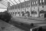 Eine unbekannte S 10 (Baureihe 17.10) ist im Potsdamer Fernbahnhof in Berlin eingetroffen. Die Bombardements der Alliierten hatten auch hier ganze Arbeit geleistet, von der Hallenkonstruktion ist nur das Stahlgerippe noch übrig. (03.1945) <i>Foto: Walter Hollnagel</i>