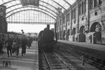 38 1506 ist mit einem überwiegend durch Soldaten frequentierten Personenzug in Berlin-Potsdamer Bf eingetroffen. Neben dem zerstörten Bahnhof, überlebte auch die P 8 das Jahr 1945 nicht, da sie Ende 1945 zwischen Altentreptow und Neddemin/Neubrandenburg verunglückte, wobei das Lokpersonal den Tod fand. Ebenso ungewiss war das Schiksal der jungen Soldaten auf dem Bild. Allein in der Schlacht um Berlin (16. April - 02. Mai 1945) fanden schätzungsweise 92.000 deutsche Soldaten den Tod, mindestens 200.000 wurden verwundet. (03.1945) <i>Foto: Walter Hollnagel</i>