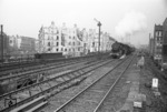 Vorbei an der Kulisse ausgebomter Häuser an der Reinickendorfer Straße dampft 52 224 (BMAG, Baujahr 1943) mit einem Güterzug durch Berlin-Wedding. Die beim Bw Berlin-Pankow stationierte Lok wurde am 13.02.1947 als Beutelok in die UdSSR abgefahren. (03.1945) <i>Foto: Walter Hollnagel</i>