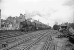 52 2663 (Henschel, Baujahr 1944) verlässt mit einem Güterzug den Güterbahnhof von Berlin-Steglitz, vermutlich in Richtung Wannsee. In dem Zug befindet sich im dritten Wagen hinter Lok (im Möbelwagen) das berühmte und wohlverpackte Bildarchiv des RVM Berlin, dessen letzte Reise aus Berlin heraus Walter Hollnagel begleitete. Rechts rangiert 74 1279 vom Bw Berlin-Potsdamer Gbf. (04.1945) <i>Foto: Walter Hollnagel</i>