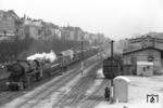 52 2663 im Bahnhof Berlin-Steglitz. Der mit 03 234 eingefahrene Zug (vgl. Bild-Nr. 7285) machte hier offensichtlich Kopf, da eine durchgehende Verbindung zum Potsdamer Bahnhof nicht mehr möglich war. Im dreiachsigen preußischen Abteilwagen hinter der Lok (mit Traglastenabteil) befindet sich die Begleitmannschaft des RVM-Bildarchivs, welches im Möbelwagen im Zug vor der anrückenden Roten Armee in Sicherheit gebracht werden sollte.  (04.1945) <i>Foto: Walter Hollnagel</i>