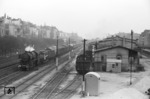 52 2663 mit einem Güterzug in Berlin-Steglitz, der an den Reisezug der eingefahrenen 03 234 angehängt wurde. Am Schuppen wartet 74 1279 vom Bw Berlin-Potsdamer Gbf. 52 2663 wurde am 19.02.1947 als Beutelok in die UdSSR abgefahren. (04.1945) <i>Foto: Walter Hollnagel</i>