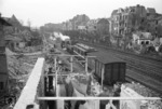 52 2663 rangiert im Bahnhof Berlin-Steglitz. Während rundherum die Stadt bereits in Trümmern liegt, kommt die Reichsbahn ihrer zugedachten Aufgabe bis zum endgültigen Zusammenbruch nach, und baut sogar das zerstörte Stellwerk wieder neu auf. (04.1945) <i>Foto: Walter Hollnagel</i>