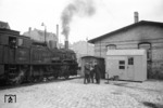Am Güterschuppen von Berlin-Steglitz steht die Potsdamer 74 1279, deren Wasserkästen für die Parole "Erst siegen - dann reisen" herhalten mussten. Im April 1945 werden freilich diese Sprüche kaum noch jemanden interessiert haben. (04.1945) <i>Foto: Walter Hollnagel</i>