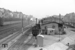 Blick über die Anlagen des Bahnhofs Berlin-Steglitz im April 1945. Am Güterschuppen wartet 74 1279 vom Bw Berlin-Potsdamer Gbf. Selbst die S-Bahn verkehrte noch durch die Häuserruinen. (04.1945) <i>Foto: Walter Hollnagel</i>