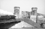 42 619 vom Bw Bingerbrück an der Mainzer Südbrücke auf dem Weg nach Mainz-Bischofsheim. Die bei Schwartzkopff in Berlin gebaute Kriegslok war zum Zeitpunkt der Aufnahme gerade mal 7 Jahre alt. (02.1951) <i>Foto: A. Dormann, Slg. W. Löckel</i>