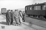 Besichtigungstermin im Westerwald mit VT 102 der Westerwaldbahn, Gattung CPwiVT. (02.1951) <i>Foto: A. Dormann, Slg. W. Löckel</i>