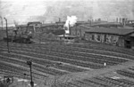 Blick in das Bahnbetriebswerk Bingerbrück im Frühjahr 1951: Noch dominieren die Kriegsloks der Baureihe 42 das Geschehen. (04.1951) <i>Foto: A. Dormann, Slg. W. Löckel</i>