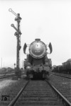 Ausfahrt frei für 52 3717 (WLF, Baujahr 1944) vom Bw Wustermark in der Südausfahrt des Güterbahnhofs von Berlin-Grunewald. (04.1945) <i>Foto: Walter Hollnagel</i>