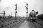 Bevor die Rote Armee den Ring um Berlin schloss, herrscht Anfang April 1945 scheinbar normaler Betrieb im Güterbahnhof von Berlin-Grunewald. Während die Wustermarker 52 3717 Ausfahrt in Richtung Potsdam/Drewitz erhält, rangiert am Rangierstellwerk III eine pr. T 12 (Baureihe 74). (04.1945) <i>Foto: Walter Hollnagel</i>