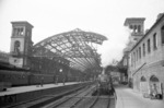 Obwohl der Putz von den Wänden fällt und vom Potsdamer Bahnhof nur noch die Außenmauern und das Gerippe der Hallendachkonstruktion stehen, ist die vorherrschende Ordnung gerdazu verblüffend; alles macht trotz der massiven Schäden einen - den Umständen entsprechend - aufgeräumten Eindruck, während 74 543 aus dem Kopfbahnhof ausfährt. (03.1945) <i>Foto: Walter Hollnagel</i>