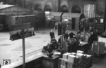 Trotz aller Widrigkeiten ging der Bahnbetrieb bis zum bitteren Ende weiter, auch wenn wie hier im Potsdamer Bahnhof von Berlin in allen Bereichen in höchstem Maß improvisiert werden musste, Fahrkartenschalter, Gepäckabfertigung, Nachlöseschalter... (03.1945) <i>Foto: Walter Hollnagel</i>
