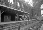 Um der Problematik der fehlenden Räumlichkeiten infolge der Bombenangriffe gerecht zu werden, stellte die Reichsbahn für alle erdenklichen Bereiche standardisierte Kauen auf, wie hier in Berlin Lehrter Bahnhof z.B. als Fahrkartenausgabe, Auskunft, Aufsicht usw. (03.1945) <i>Foto: Walter Hollnagel</i>