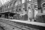 Das Bombardement der Alliierten hatte auch im Lehrter Bahnhof von Berlin ganze Arbeit geleistet: Vom Bahnhof stehen nur noch die Außenmauern und das Stahlgerippe der Hallenkonstruktion. (03.1945) <i>Foto: Walter Hollnagel</i>