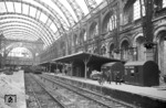 Blick in den zerstörten Lehrter Bahnhof in Berlin. (03.1945) <i>Foto: Walter Hollnagel</i>