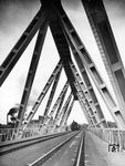 38 1551 vom Bw Düren auf der Dreigurtbrücke über die Rur bei Düren. Die Brücke wurde zwischen 1928 und 1929 nach Plänen von Reichsbahnoberrat Robert Tils aus Stahlfachwerk als erste Dreigurtbrücke der Welt errichtet und am 3. August 1930 in Betrieb genommen. Sie ersetzte eine ältere massive Steinbogenbrücke, die noch aus der Bauzeit der 1841 eröffneten Eisenbahnstrecke Köln—Aachen stammte, und deren Reste noch heute sichtbar sind. Im Verlauf des Zweiten Weltkriegs wurde die Dreigurtbrücke zerstört und lag in der Rur. Sie konnte aber nach dem Krieg instand gesetzt werden. Die Dreigurtbrücke steht seit 1989 unter Denkmalschutz, obwohl der mittlerweile baufälligen Brücke der Abriss droht. (1931) <i>Foto: RVM</i>