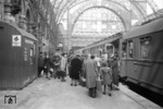 Obwohl das Dritte Reich im Frühjahr 1945 faktisch am Ende war, herrscht in Berlin Lehrter Bf nach Ankunft eines Zuges noch geschäftiges Treiben. Neben den typischen zivilen Reisenden aus Frauen, Kindern und alten Männern, prägen Soldaten mit Sturmgepäck und Hitlerjugend das Bild, die für eine verquere Ideologie jetzt noch in den Krieg ziehen mussten. (03.1945) <i>Foto: Walter Hollnagel</i>