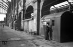 Provisorischer Dienstbetrieb im zerstörten Potsdamer Bahnhof in Berlin. (03.1945) <i>Foto: Walter Hollnagel</i>
