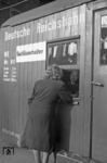Provisorischer Nachlöseschalter in Berlin Potsdamer Bahnhof. (03.1945) <i>Foto: Walter Hollnagel</i>
