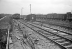 Ein S-Bahnzug nahe Berlin-Grunewald im Frühjahr 1945. Die provisorische Kabelverlegung zeugt von der Beseitigung der letzten Angriffsschäden. (04.1945) <i>Foto: Walter Hollnagel</i>