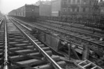 Ein S-Bahnzug passiert die behelfsmäßig reparierte Überführung über die Reinickendorfer Straße in Berlin-Wedding. (03.1945) <i>Foto: Walter Hollnagel</i>