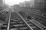 Trotz massiver Zerstörungen gelang des der Deutschen Reichsbahn die Streckeninfrastruktur bis zum Ende des Krieges in verblüffender Weise instand zu halten, wie hier an der Reinickendorfer Straße in Berlin-Wedding.  (03.1945) <i>Foto: Walter Hollnagel</i>
